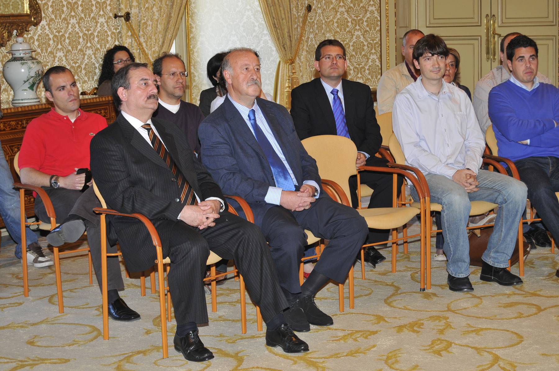 D. Julian Lanzarote, Vicente del Bosque junto a los monitores y colaboradores del Campus